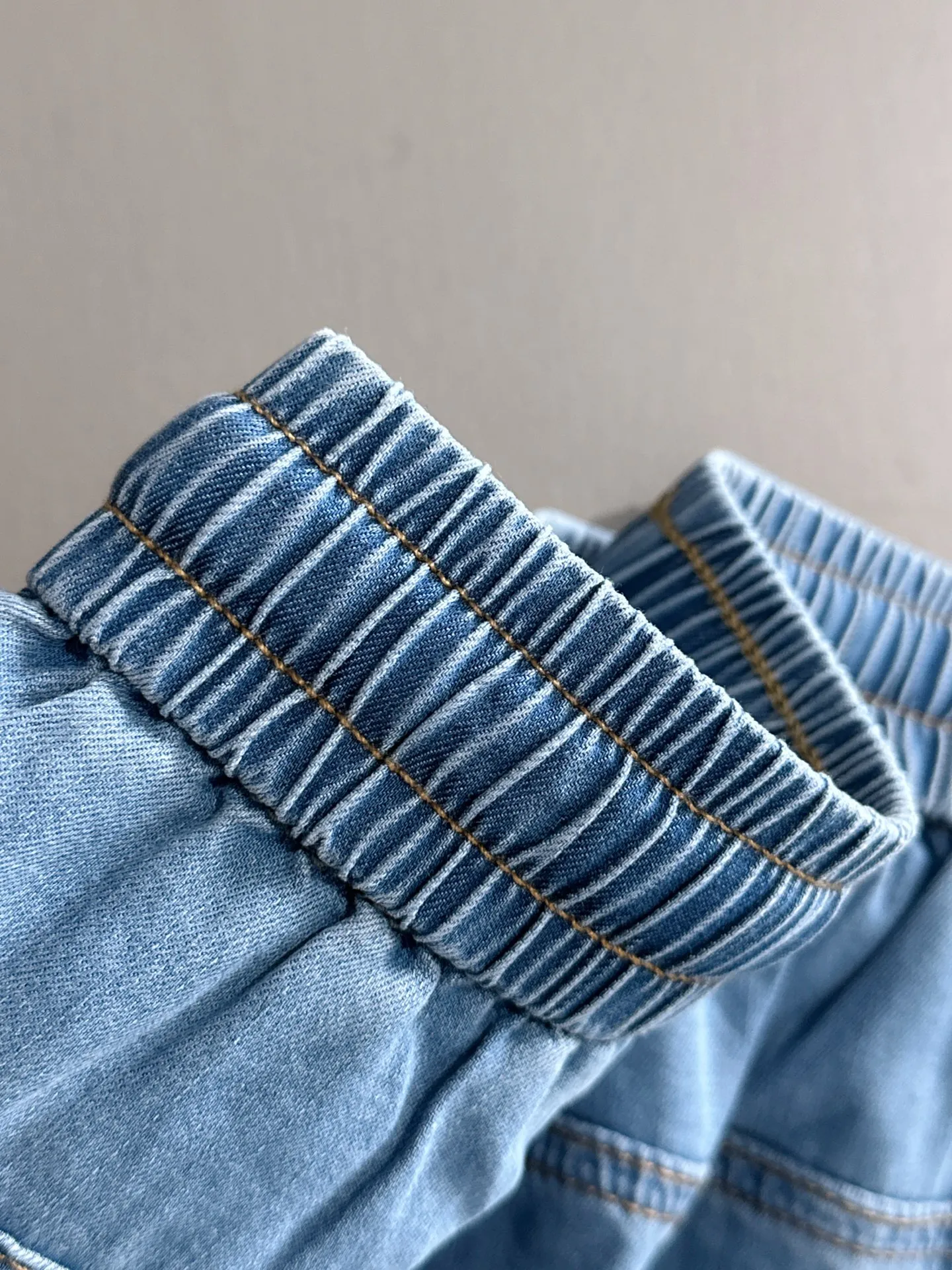 P300 Big Goose 2025 summer new jeans denim shorts are woven from imported Japanese Denim plain cotton denim fabrics. They have three standards. The top stone-washed process makes the texture reach the old taste of the 1980s. It is soft, delicate, comfortable and breathable. The color has a modern and fashionable vicissitudes. The upper body is versatile and fashionable! Light luxury is a must-have item for daily commuting! Size: M-4XL (please state your height and weight when placing an order)